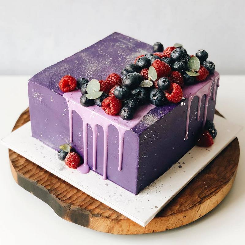 Фиолетовый ягодный торт для мужчины на день рождения.