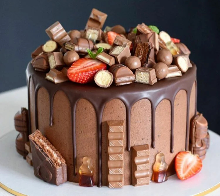 Классический шоколадный торт мужчине на день рождение