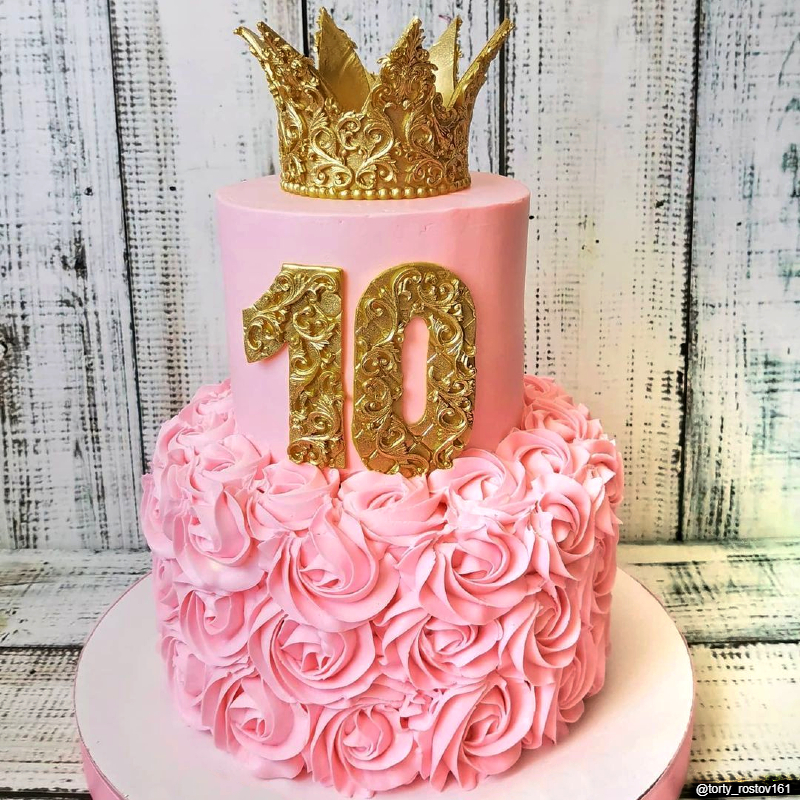 Торт для девочки принцессы с рюшами из крема и короной на 10 лет