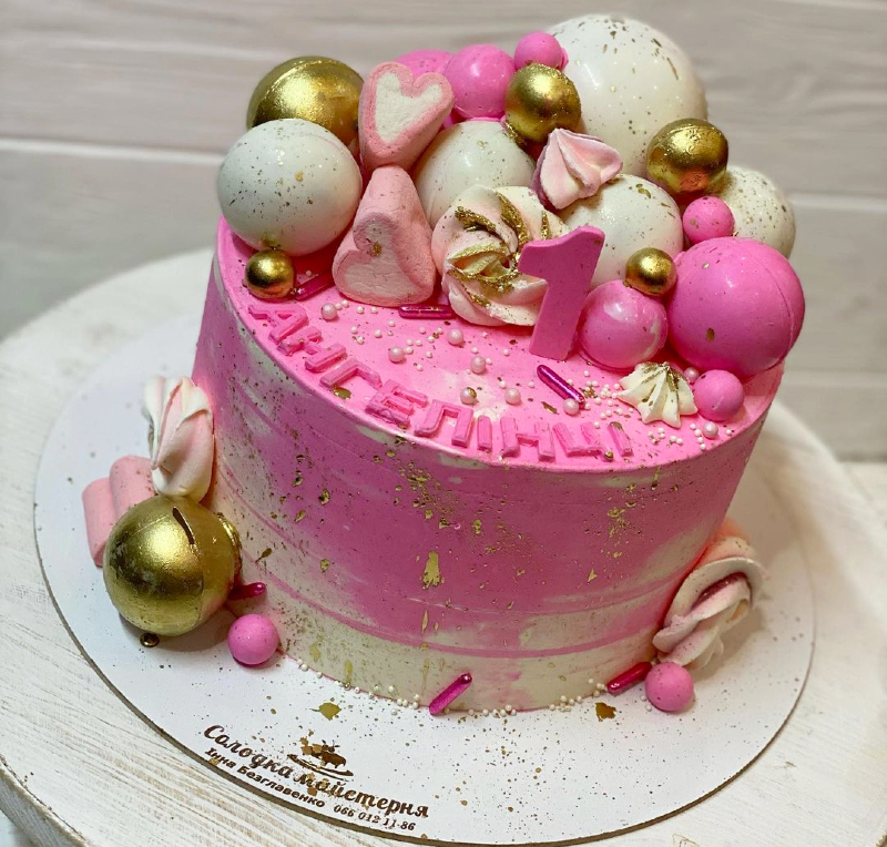 Торт на розовом фоне