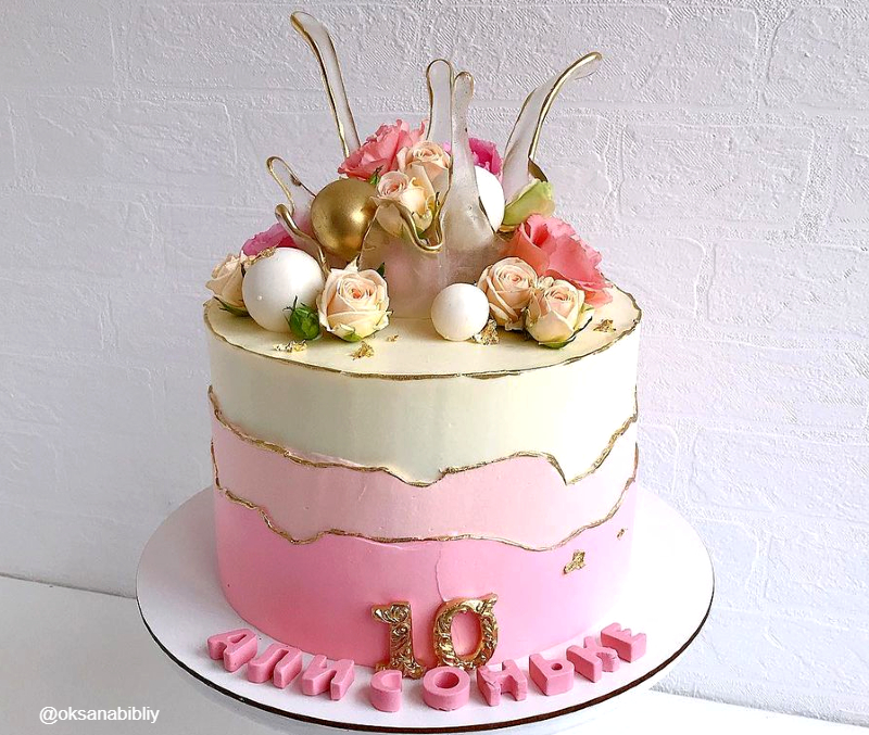 Торт с живыми розами, шарами девочке на 10 лет день рождения