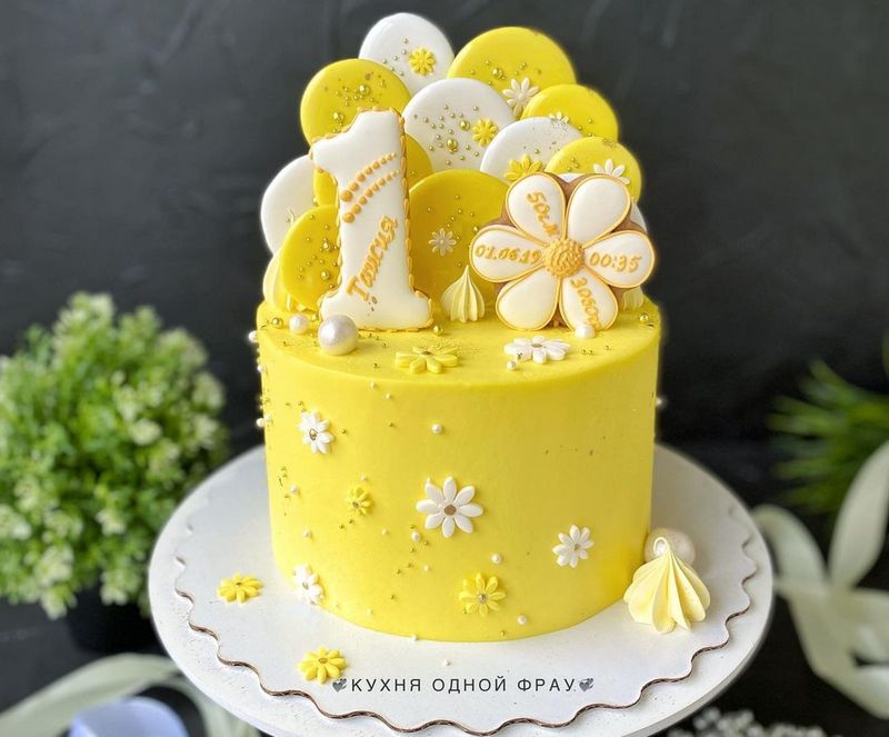 Желтый торт девочке на годик с ромашками
