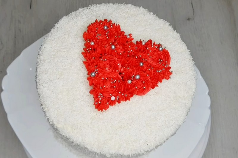 Торт Рафаэлло декор сердце из крема на 8 марта или мамин день