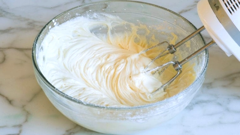 Масляный крем со сгущенкой для Наполеона - простой рецепт