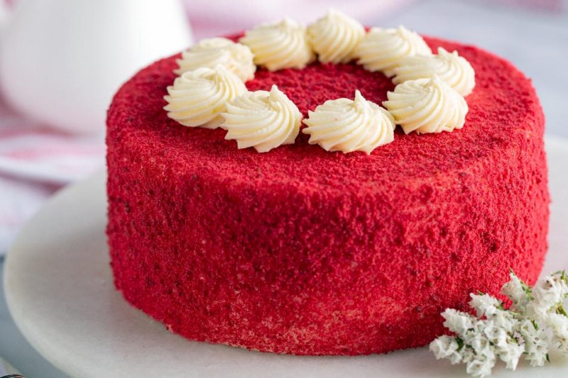 Торт Красный бархат - оформлен бисквитной крошкой