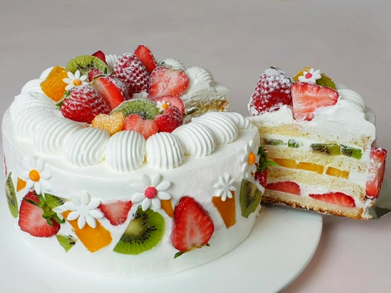 Бисквитный торт с фруктами и сливками