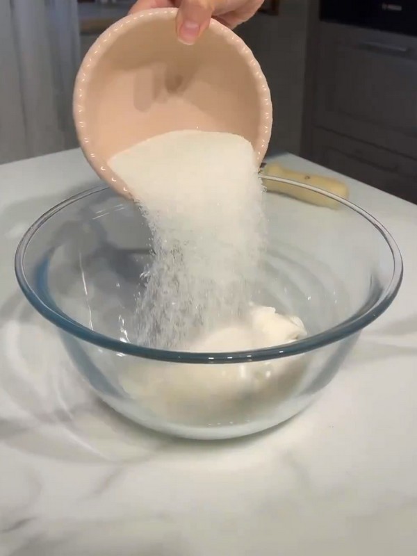 Рецепт выпекания сметанника со сгущёнкой пошагово